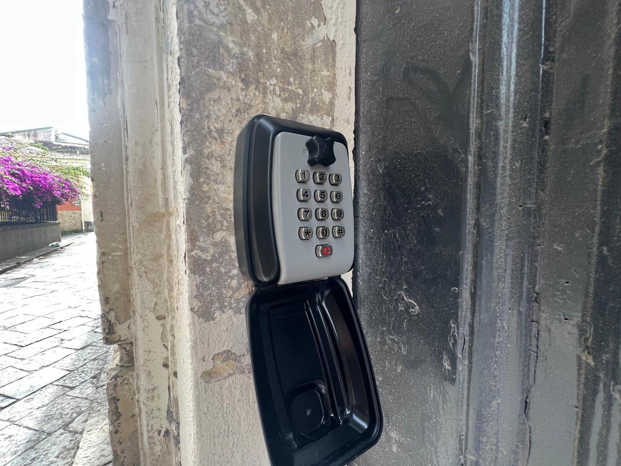 Leoscar Apartment In Catania Center Self Check-In Exterior foto